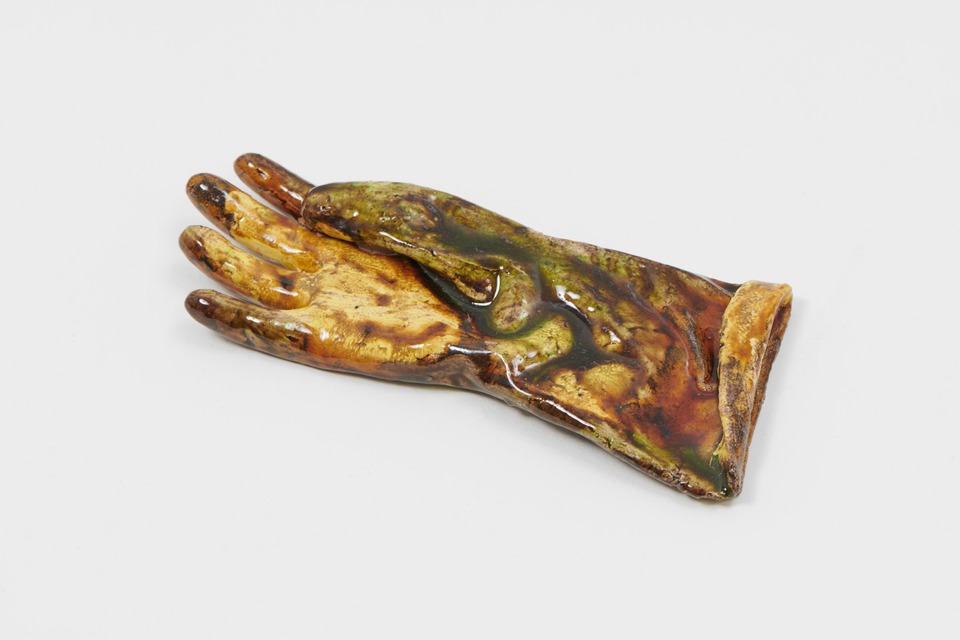 *Household Model (Working Glove Series)*, 2021
Ceramic
5 x 12 x 28 cm