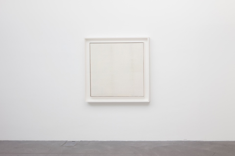 Zwei vertikale Achsen, konkav, Weisse Struktur, 1959/60\
Mixed media on wood\
100 x 100 cm