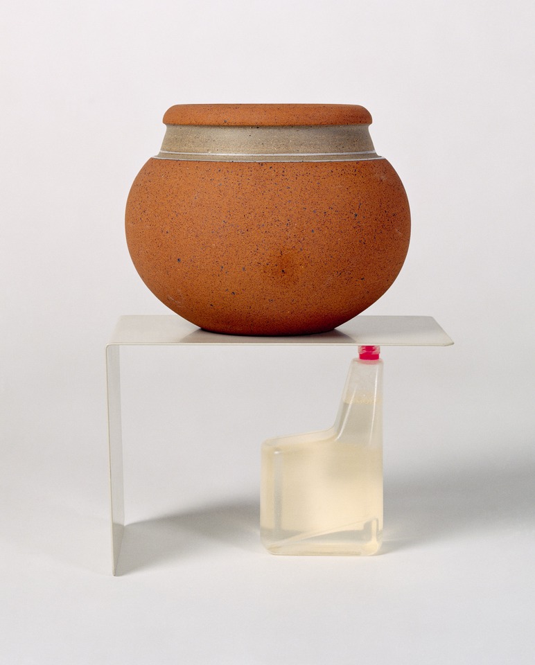 Keramik-Ausgleich (Thomas Naethe, Kugeliges Gefäss, ca. 1984), 2002

C-Print
51 x 41 cm
Edition 10 + 2 AP