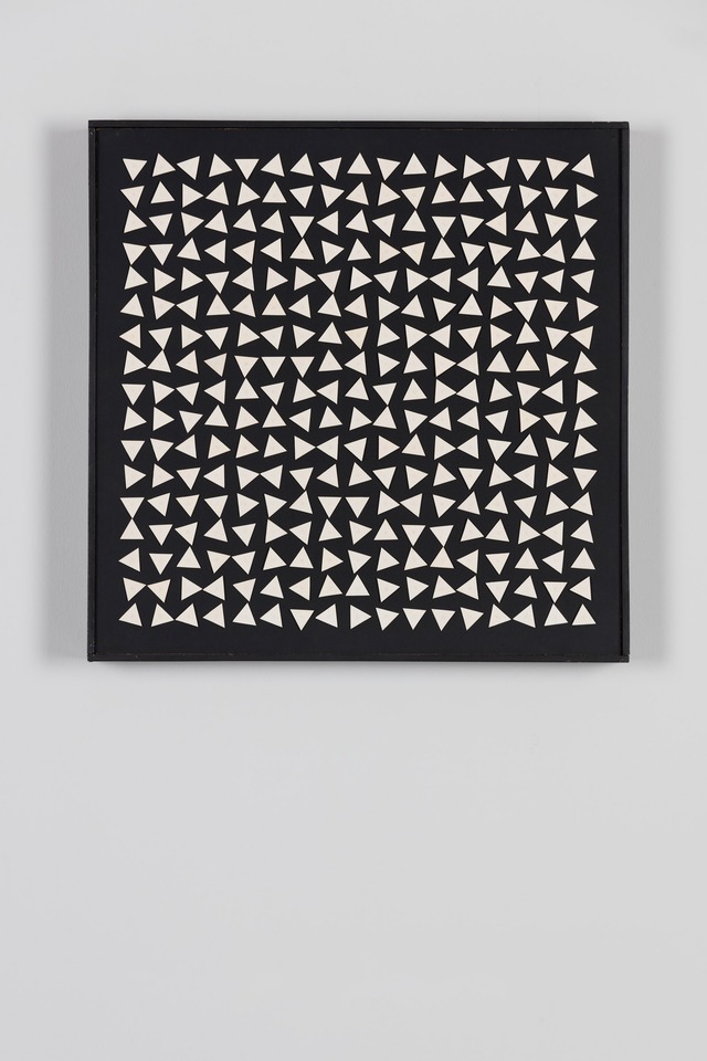 129/425 Weisse Dreiecke auf Schwarz, 1962\
Wood, mixed media, metal, engine\
61.7 x 61.7 cm