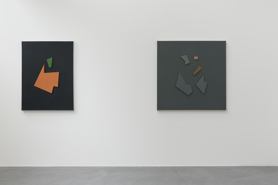 Left: Raúl Lozza, Perceptismo No. 703, 1972, wooden relief/oil on panel, 123,5 x 91,5 cm
Right: Raúl Lozza, Pintura No 285, 1951, wooden relief/oil on panel, 122 x 122 cm