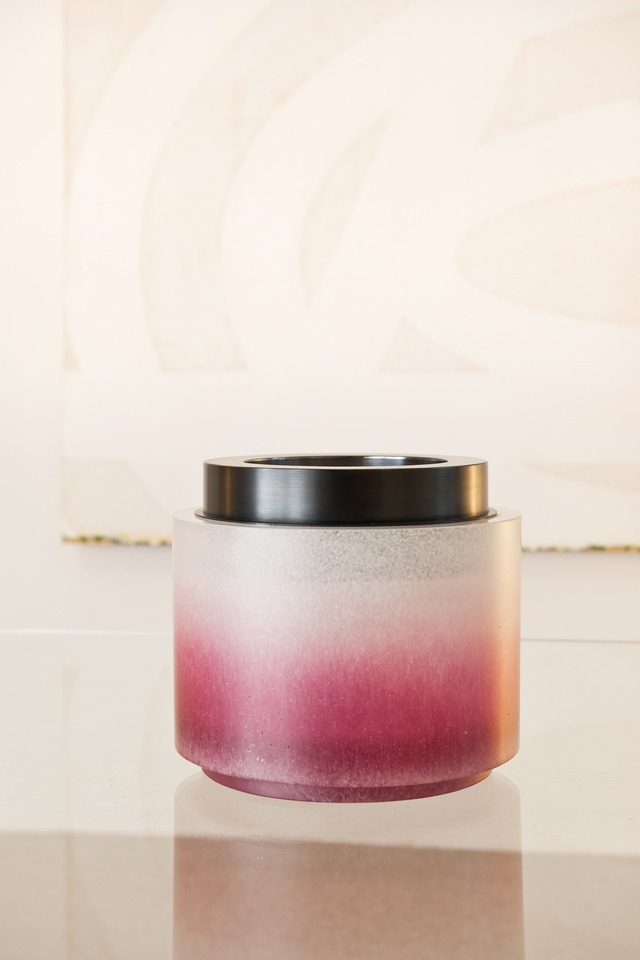 Anna Dickinson, Glass Needs Space\
Installation view\
von Bartha, Collection, 2010