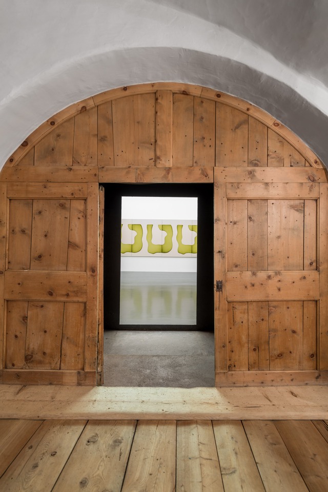 Landon Metz, Fourth Wall\
Installation view\
von Bartha, S-chanf, 2017