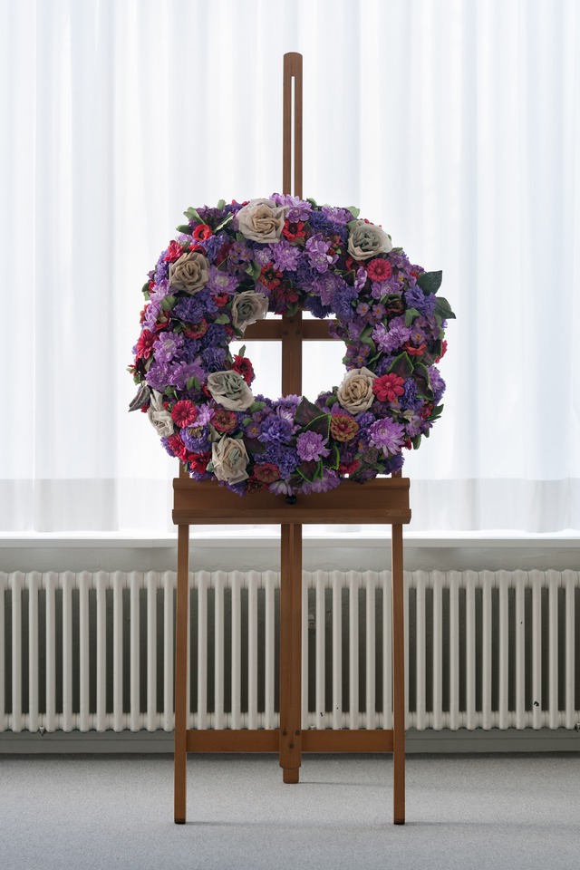 Joan Brossa (1919 -1998)
Artrista\
1986\
Kunstblumen, Staffelei 188 x 56 x 53 cm