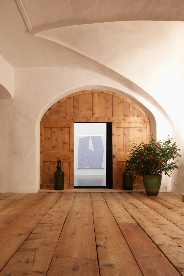 Terry Haggerty, In Between Elements\
Installation view\
von Bartha, S-chanf, 2011