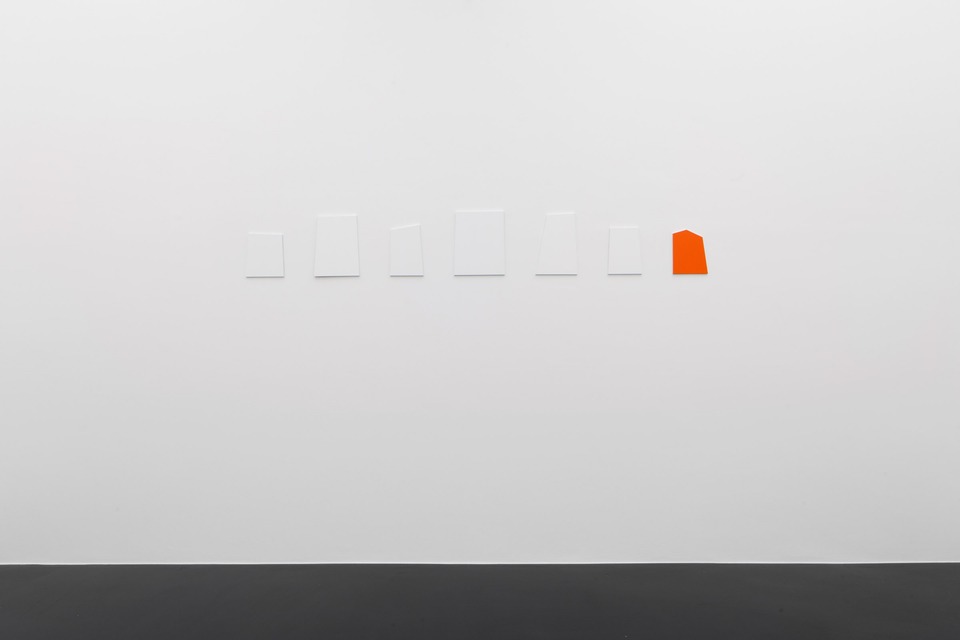 Nummer 23B-29B, 2012
Acryl / Aluminium
7-teilig 41,6 x 303,4 x 1 cm