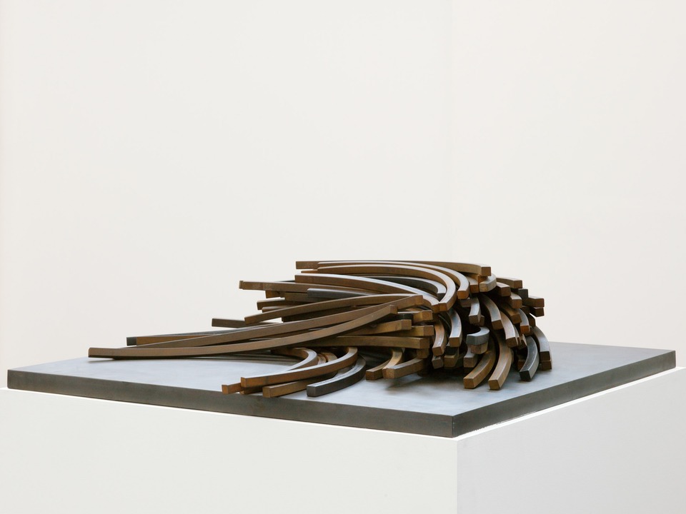 Bernar Venet
Dispersion/ Arcs, 2020
Weathered steel, and steel with patina
On a plate measuring 105 x 105 cm