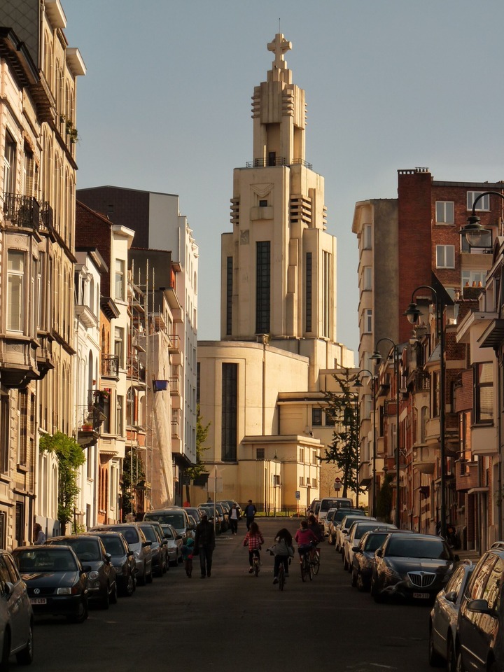 The roundabout 'Altitude 100' (highest point in Brussels) with the St. Augustine Church at its center
