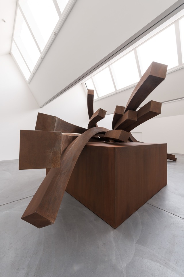 Arcs in Dirsorder: 11 Arcs, 2014\
COR-TEN Steel\
Length: 751 cm, Base: 120 x 250 x 300 cm