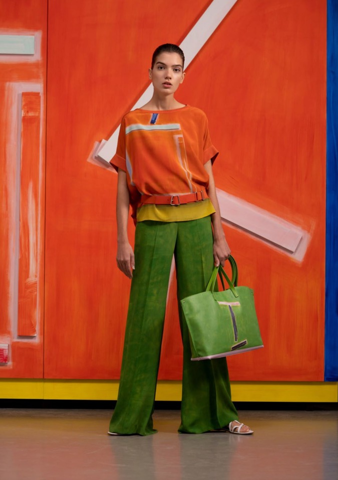 Pure Orange Zion print front silk crêpe oversized knit tunic with ribbed cap sleeve, Pure Green Brush Stroke print silk crêpe georgette wide leg pant,
Ai medium shoulder bag in Pure Green W.T. partial 3D print softcalf, Cadmium belt in softcalf with trapezoid buckle