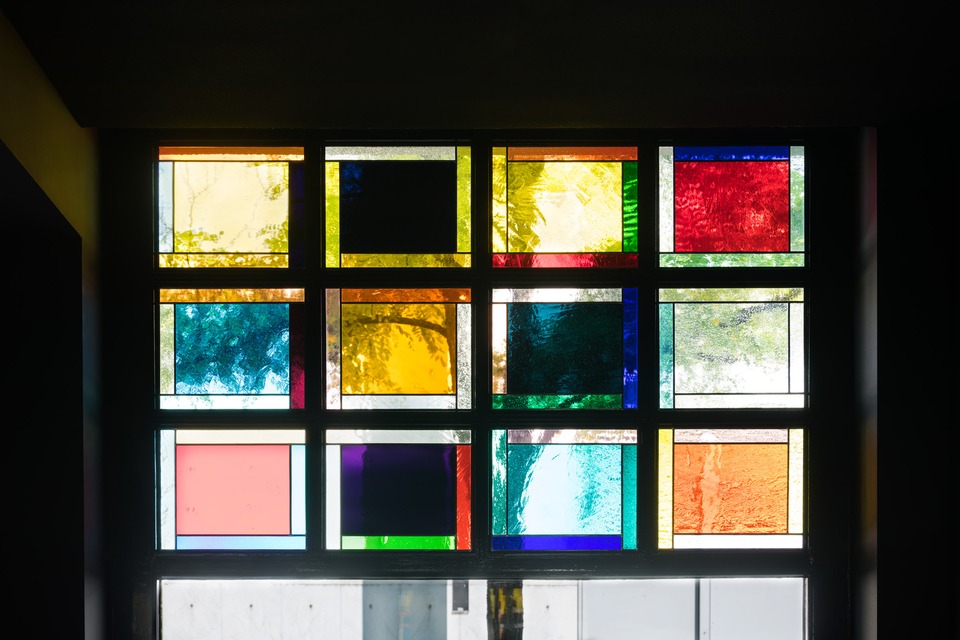 One of the four windows titled:
'Imis – Bar im Volkshaus Basel, 2021'