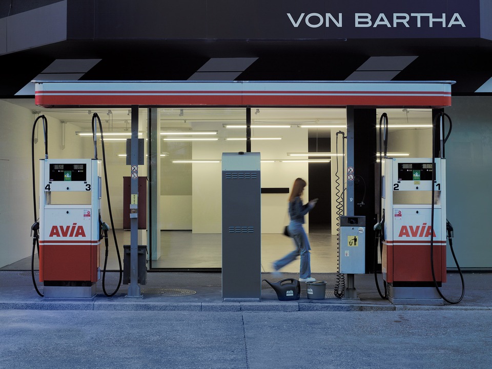 Sarah Oppenheimer, N-02

Outside view

von Bartha, Basel