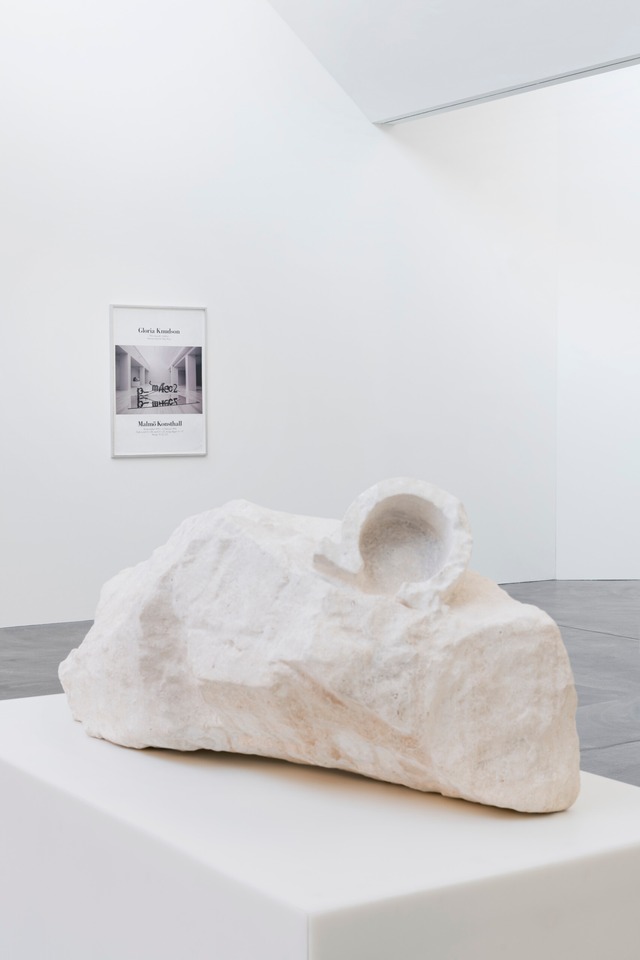 Exhibition view and detail shots.
The Omega Stretch, 2022, Limestone and plinth, 133 x 140 x 100 cm. Photos: Andreas Zimmermann.