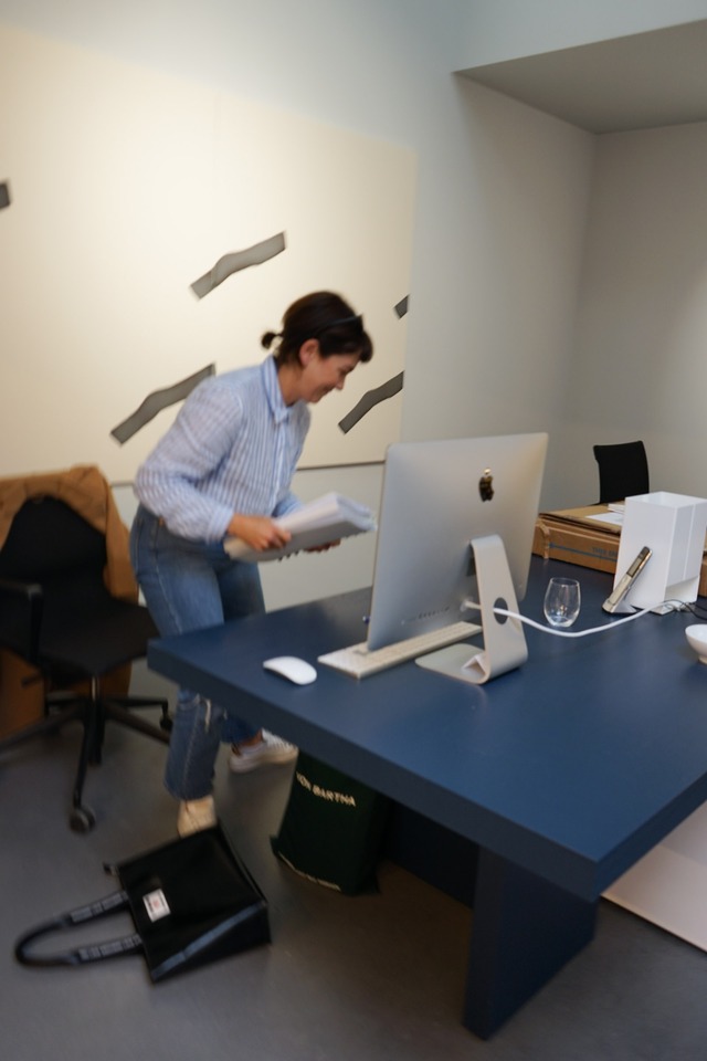 Linda running from A to Z