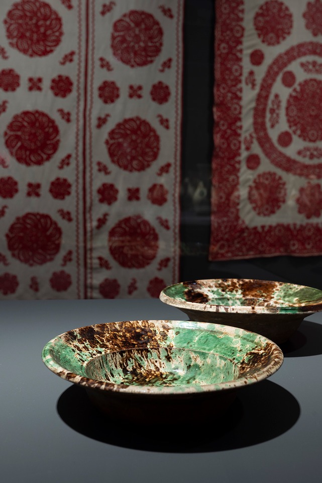 Exhibition view, Transylvania’s Hidden Treasures;
Ceramics & Textiles from the von Bartha Collection, Kulturstiftung Basel H. Geiger, 2022
Photo: Kulturstiftung Basel H. Geiger | KBH.G