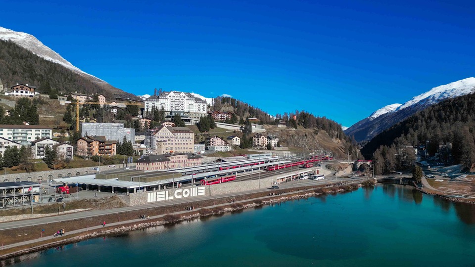 Welcome by Barbara Stauffacher Solomon in St. Moritz,\
16 Steel panels\
380 x 2960 cm\
© fotoswiss by Giancarlo Cattaneo. Drone images with permission from Airport Samedan
