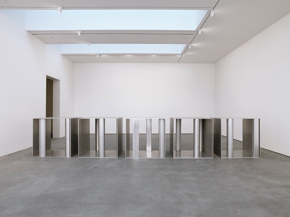 Donald Judd
Untitled, 1991
Mill aluminum
Five units, each: 149.9 × 149.9 × 149.9 cm

Friedrich Christian Flick Collection