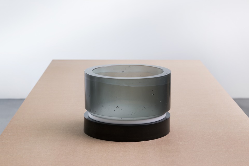 Grey, white and black, 2022
Cast glass, corian, steel
19.5 x 27 x 27 cm