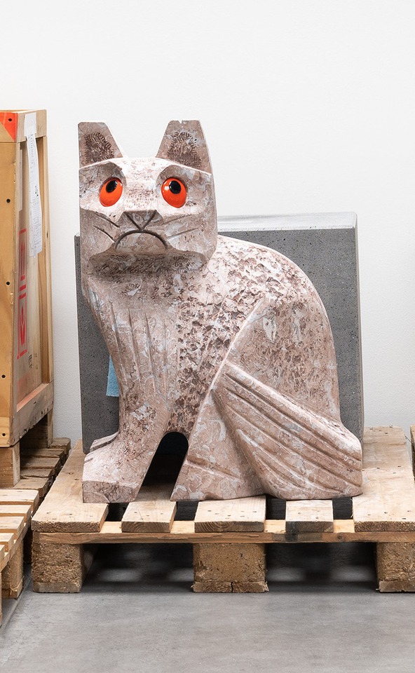 **Olaf Breuning**
*Sad and worried animals / Cat*, 2023
Rosso Alicante, ceramic
80 x 60 x 35 cm (sculpture)\
50 x 63 x 40 cm (pedestal)