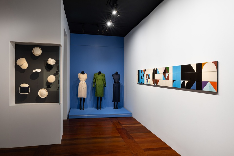 Exhibition views, YVES SAINT LAURENT – FORMES, Museé Yves Saint Laurent Paris, 2023. Photo: Andrea Rossetti.
All garments, accessories, and sketches Courtesy of Yves Saint Laurent.
All artworks Courtesy of Claudia Wieser, Sies+Höke, and von Bartha
