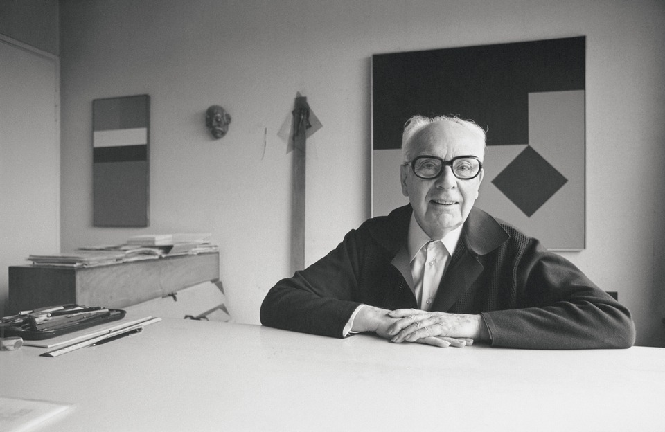 Camille Graeser in his apartment in Zurich, 1976. Photo: Thomas Cugini. Courtesy Camille Graeser Stiftung