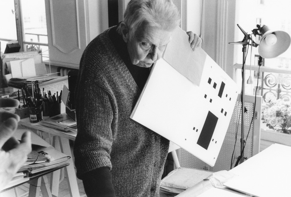 Aurélie Nemours and Miklos von Bartha in the artist’s studio. Photos: Thomas Christ.
