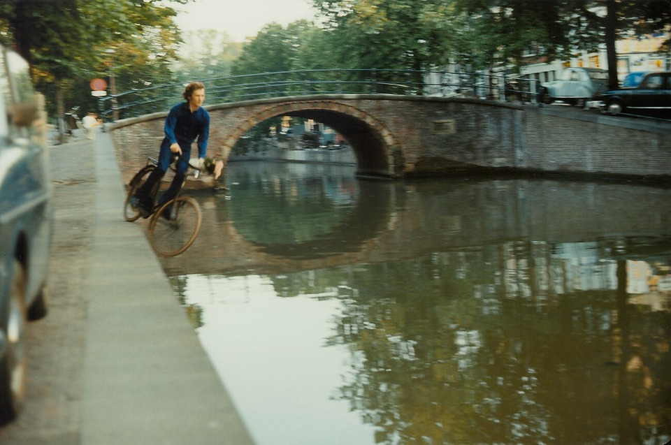 “Fall 2” by Bas Jan Ader, 1970. Copyright: The Estate of Bas Jan Ader / Mary Sue Ader Andersen, 2025 / ProLitteris, Zurich. Courtesy of Meliksetian | Briggs. All rights reserved.
