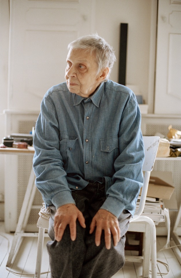 Aurélie Nemours in her studio.

Photo from the collection of the von Bartha Archive
