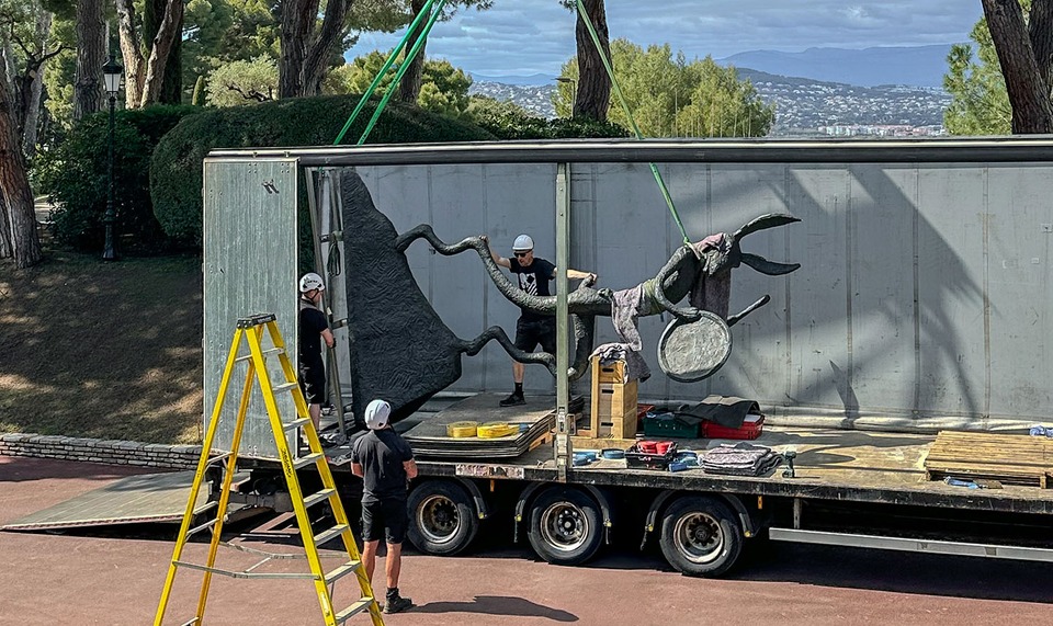 Installation of Barry Flanagan’s “Large Left-Handed Drummer,” on view for hotel guests until October 19, 2025. Photo: Silvan Koller
