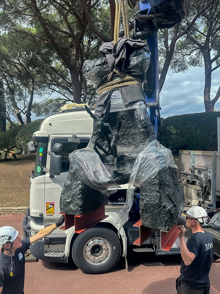 Installation of Barry Flanagan’s “Large Monument,” on view for hotel guests until October 19, 2025. Photo: Silvan Koller
