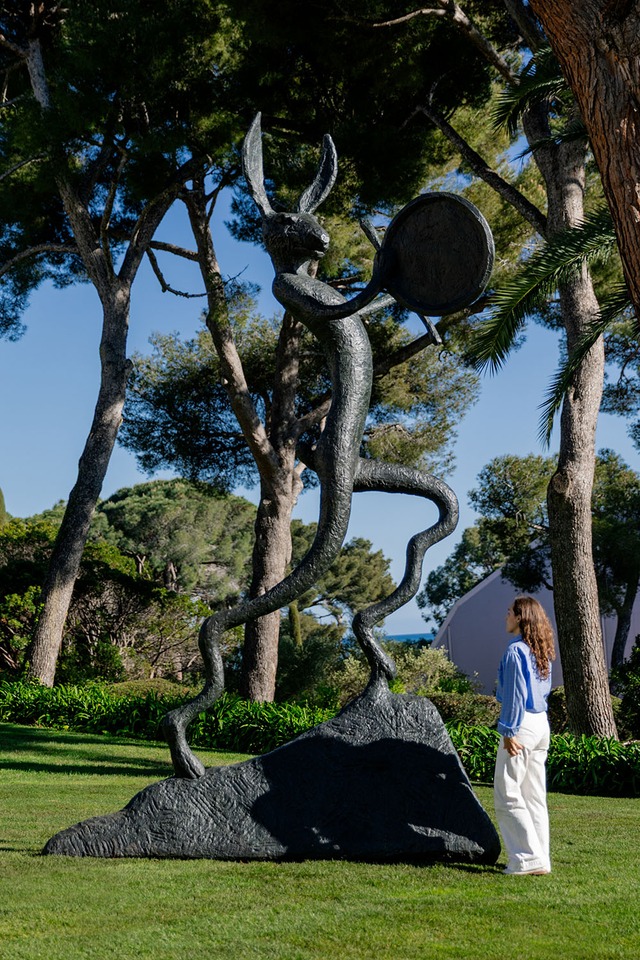 Barry Flanagan, “Large Left-Handed Drummer,” 2006, Hôtel du Cap-Eden-Roc, Antibes, 2025. Photo: Nicolas Lehni / von Bartha

