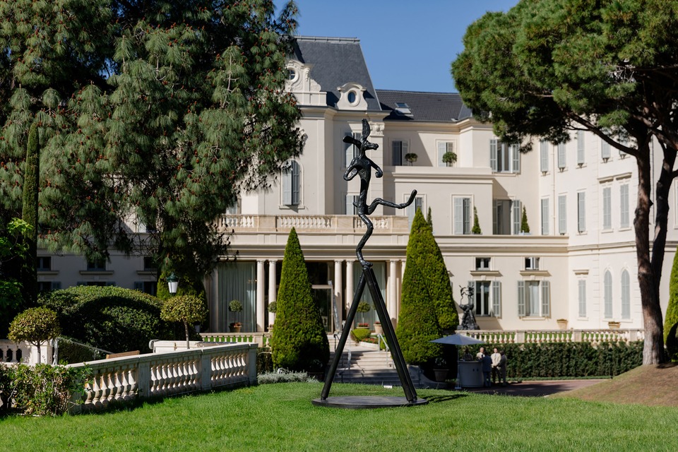 Barry Flanagan, “The Cricketer,” 1989, Hôtel du Cap-Eden-Roc, Antibes, 2025. Photo: Nicolas Lehni / von Bartha

