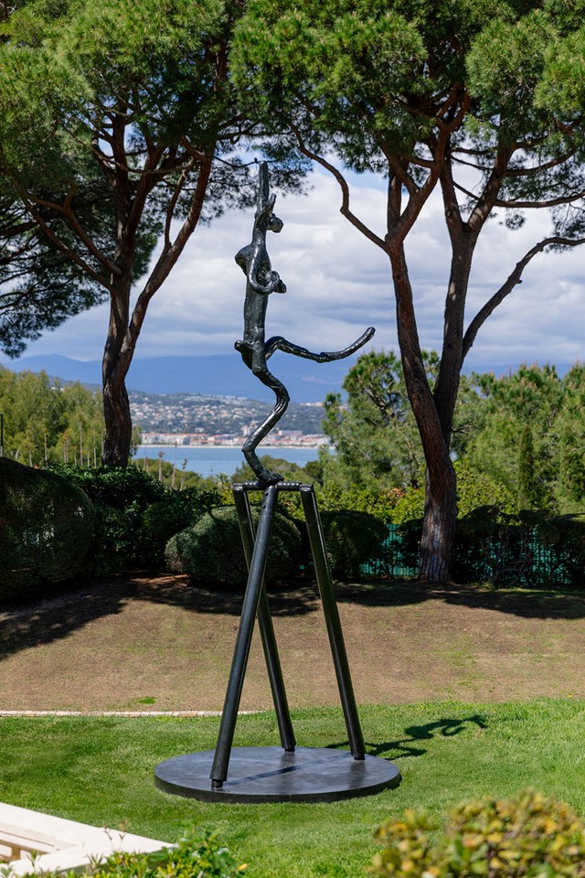 Barry Flanagan, “The Cricketer,” 1989, Hôtel du Cap-Eden-Roc, Antibes, 2025. Photo: Nicolas Lehni / von Bartha
