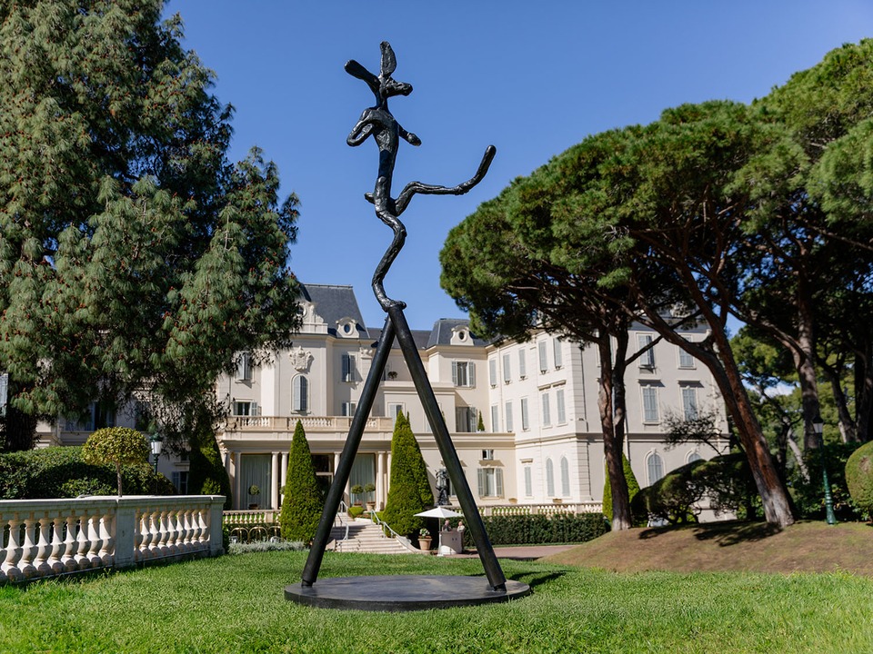 Barry Flanagan, “The Cricketer,” 1989, Hôtel du Cap-Eden-Roc, Antibes, 2025. Photo: Nicolas Lehni / von Bartha
