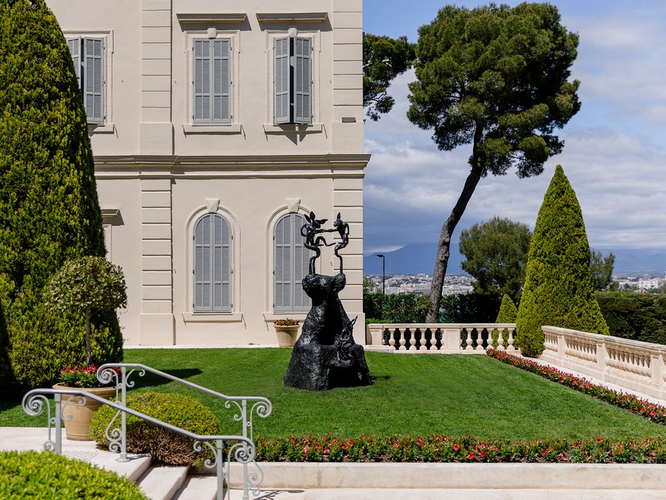 Barry Flanagan, “Large Monument,” 1996, Hôtel du Cap-Eden-Roc, Antibes, 2025. Photo: Nicolas Lehni / von Bartha

