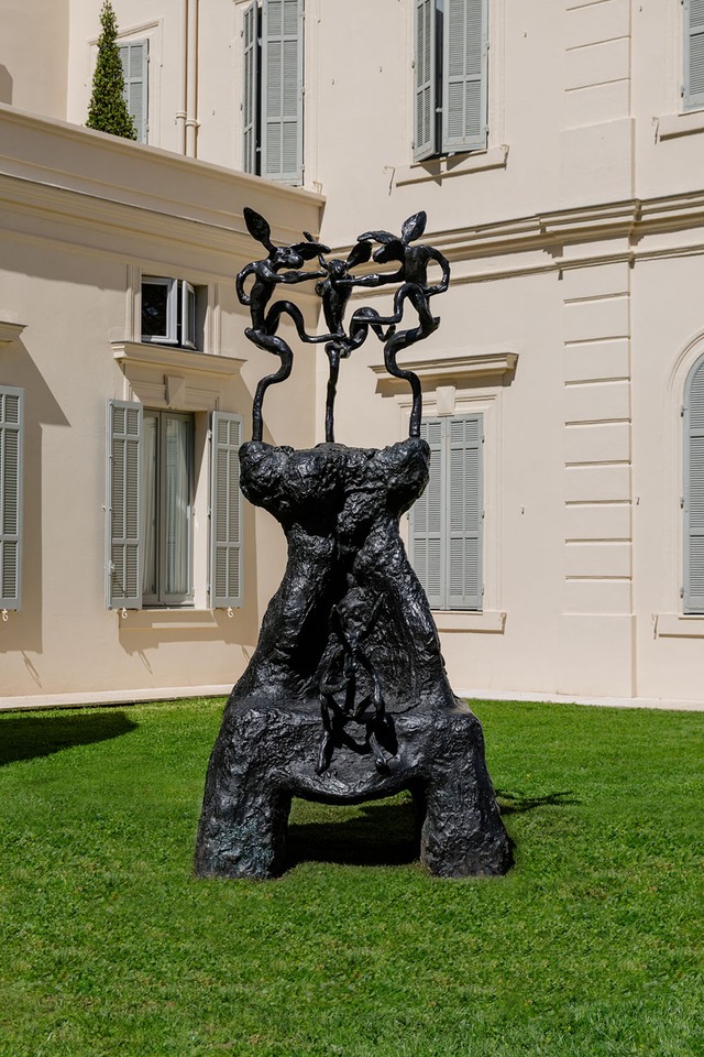 Barry Flanagan, “Large Monument,” 1996, Hôtel du Cap-Eden-Roc, Antibes, 2025. Photo: Nicolas Lehni / von Bartha
