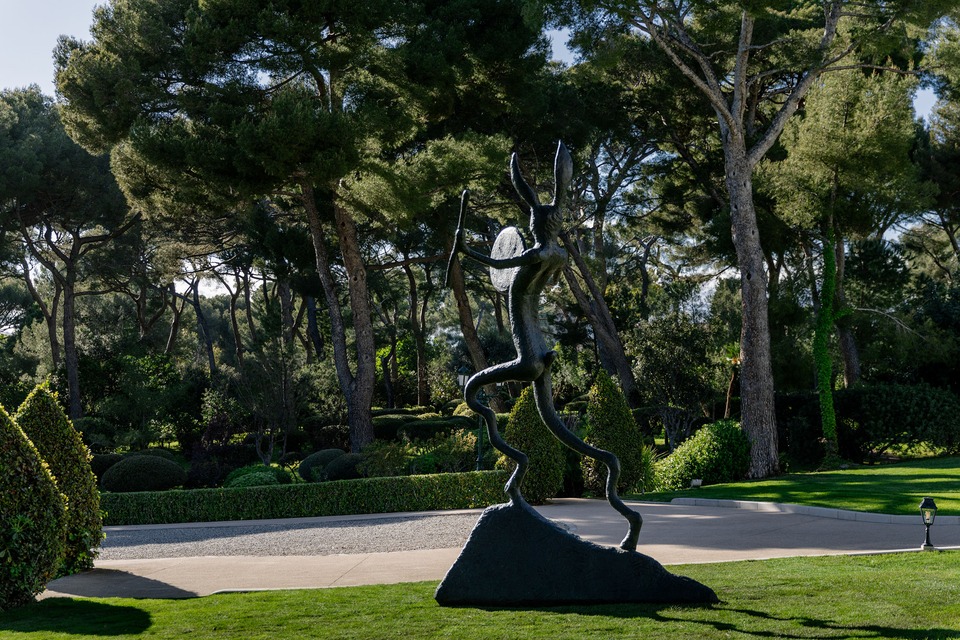 Barry Flanagan, “Large Left-Handed Drummer,” 2006, Hôtel du Cap-Eden-Roc, Antibes, 2025. Photo: Nicolas Lehni / von Bartha

