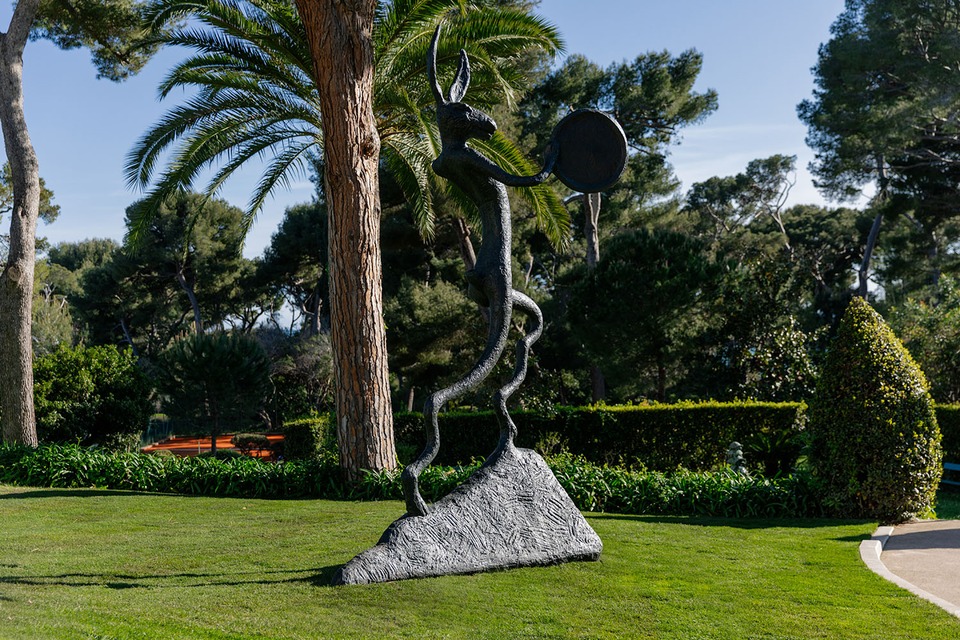 Barry Flanagan, “Large Left-Handed Drummer,” 2006, Hôtel du Cap-Eden-Roc, Antibes, 2025. Photo: Nicolas Lehni / von Bartha

