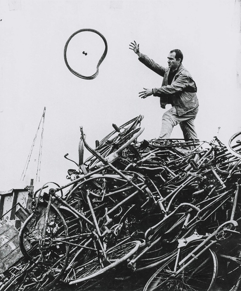 Jean Tinguely in a scrapyard. Photo: Museum Tinguely
