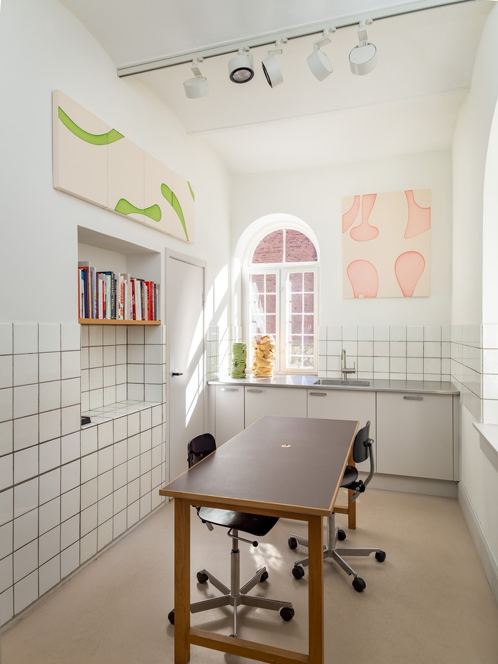 Exhibition view, “Landon Metz,” view on “*MMXXI LII*,” 2021 (left) and “*MMXXI LVII*,“ 2021 (right), von Bartha, Copenhagen, 2025. Photo: Malle Madsen
