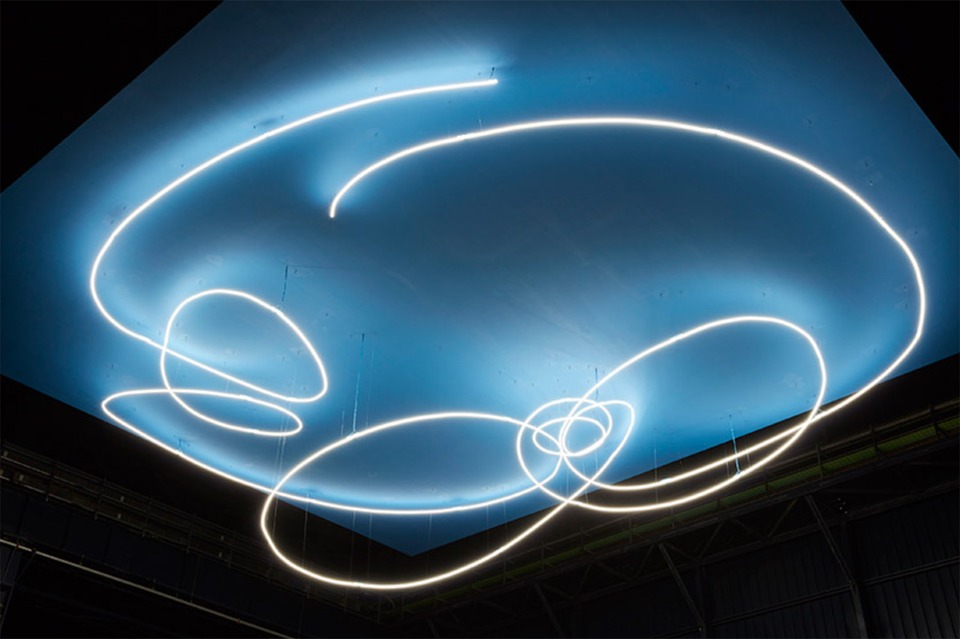 Lucio Fontana, struttura al neon per IX Triennale di Milano, 1951/2017, at Pirelli Hangar Bicocca, 2017. Courtesy Pirelli Hangar Bicocca, Fondazione Lucio Fontana. Photo: Agostino Osio
