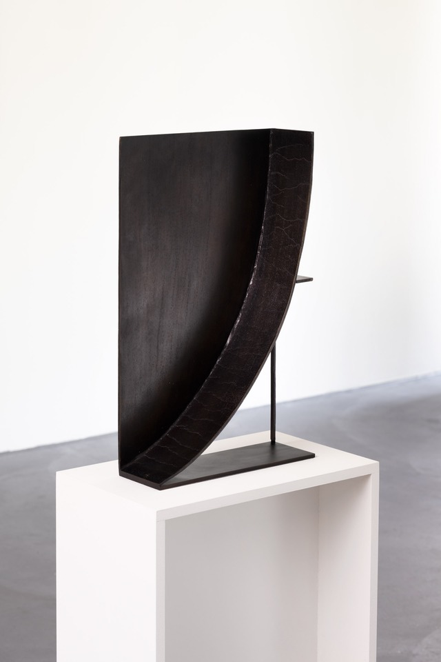 **Erin Shirreff**

*Burnout*, 2024

Bronze curve sculpture on pedestal

50 x 31 x 10 cm
