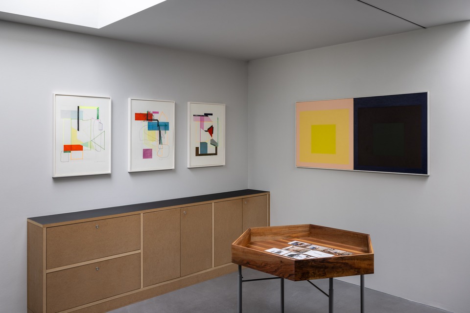 Installation view “Exploring the Archive on Interacting Colors”

Left: Andrew Bick, Right: Aurélie Nemours

