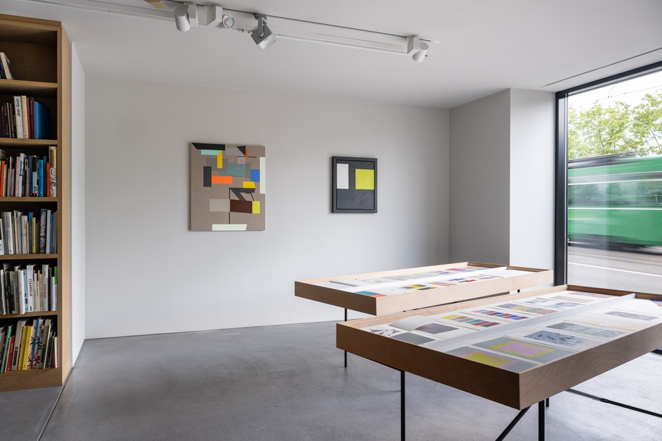 Installation view “Exploring the Archive on Interacting Colors”, 2025

Left: Andrew Bick, Right: Aurélie Nemours\
Vitrine: Josef Albers
